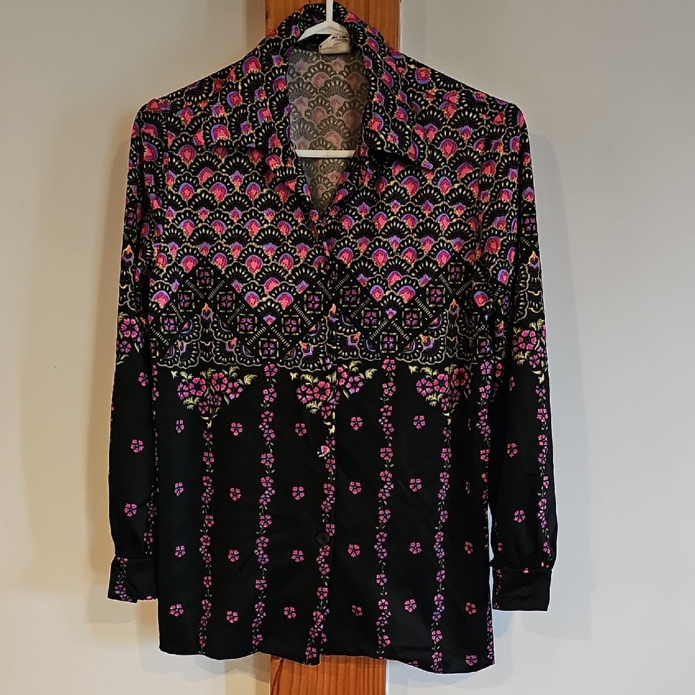 Vintage 70s Women's Black and Pink Printed Button-Up Blouse